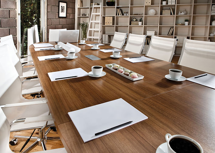Sala preparada para una sesión de bienestar empresarial
